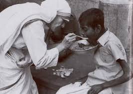 Mother Teresa Feeding The Hungry Mother Teresa Mother Theresa Saint Teresa Of Calcutta