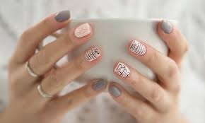 Les faux ongles en gel, posés à l'aide d'une lampe à uv, ont de nombreux avantages. Beaute Des Mains Avec Pose Vernis Ou Ongles En Gel Ou Pose D Ongles En Gel Et Nail Art A L Institut Histoire D Ongles