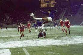 L'incontro d'andata ha come grande protagonista la neve che copre il terreno dell'olimpico di monaco. Bayern Munich 2 Cruzeiro 0 In Nov 1976 In Munich This Brazilian Defender Clears The Ball Kung Fu Style In The Intercontinental Cup 1st Leg
