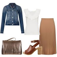 Giubbino Di Jeans Top Bianco Con Rouches Sullo Scollo E Gonna Lunga Plissettata Color Cammello Sandali Con Tacco Medio E B Stile Di Moda Outfit Abbigliamento