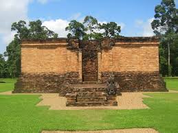 Bentuknya berupa stupa yang jika dilihat secara sekilas terlihat seperti pion catur raksasa. Sejarah Candi Muaro Jambi Candi Muara Jambi Budaya Nusantara