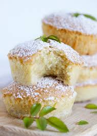 Preparation Faire Fondre Le Fromage Blanc Avec Le Lait Et Le Beurre Au Bain Marie Separer Petits Gateaux Aux Amandes Recette Petit Gateau Recette Entremet