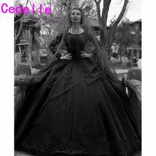 002 gothic hochzeitskleid brautkleid abendkleid schwarz kleid … entdecke schwarze brautkleider bei ob als farbtupfer auf dem hochzeitskleid oder komplett dunkel schwarze. Schwarz Gothic Hochzeit Kleider 2019 Lange Armel Perlen Spitze Tull Prinzessin Vintage Nicht Weiss Hochzeit Kleid Bunte Robe De Mariee Gothic Wedding Black Gothic Wedding Dressesgothic Wedding Dress Aliexpress