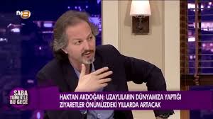 Haktan akdoğan, 1965 yılında i̇zmir'de doğmuştur. Ufo Ve Uzaylilar Haktan Akdogan Saba Tumer Le Bu Gece Haber Uzay Uzay Haberleri U F O