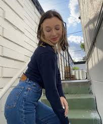 Emma Chamberlain In 2020 Hair Color Underneath Bleached Hair Hair Streaks