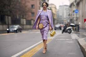 Cara padupadan outfit berwarna ungu agar tidak terlihat norak berikutnya adalah dengan memadukancrop jacket berwarna ungu lavender yang dipadu dengan celana jeans. 5 Trik Ciptakan Penampilan Yang Chic Dengan Warna Lavender