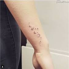Cổ tay là vị trí được nhiều bạn nữ lựa chọn để xăm hình vì ở vị trí này, hình xăm của bạn sẽ dễ dàng được thể hiện ra, qua đó bộc lộ được cá tính và con người của bạn dễ dàng hơn. Hinh XÄƒm Mini á»Ÿ Cá»• Tay