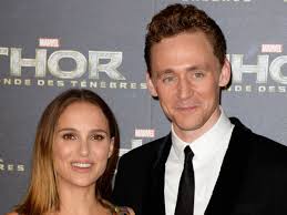 He is the recipient of several accolades, including a golden globe award and a laurence olivier award. Natalie Portman Tom Hiddleston Ist Phanomenal Bunte De
