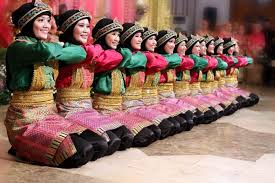 Ini biasanya dapat kita lihat ketika suatu suku atau masyarakat yang sedang melakukan upacara adatnya. Inilah Perkembangan Seni Budaya Nusantara Dari Masa Ke Masa Imujio
