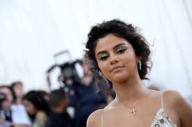 Selena grew up speaking english, but her father taught her to sing in spanish so she could resonate with the latino community. Who Is Selena Gomez Dating Selena Gomez Boyfriend And Relationship History