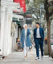 Jun 20, 2021 · itu tadi sembilan inspirasi foto prewedding islami ala seleb yang bisa dijadikan referensi untukmu dan pasangan. Inspirasi Prewedding Dengan Konsep Street Style Pose Prewedding Foto Perkawinan Foto Pertunangan