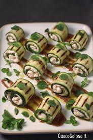 Involtini di zucchine grigliate sono pronti, ora non vi resta altro che impiattare aggiungere un filo d'olio il balsamico modenese e servire a tavola. Involtini Di Zucchine Con Robiola Pomodori Secci E Origano Fresco Con Salsa Ai Mirtilli