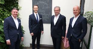 On august 10., the election will take place in the foundation board. Voz Heuriger Versammelt Osterreichs Medienszene Und Bringt Ein Stuck Normalitat Leadersnet