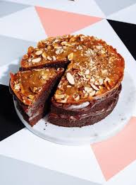 Gateau Au Chocolat Sucre Sale Et Croquant Aux Amandes Ricardo Recipe Sweet And Salty Desserts Chocolate Cake
