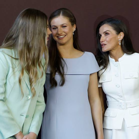 La infanta Sofía cambia el negro por el verde agua: el traje sastre con el  que ha acompañado al Papa León XIV en Cibeles