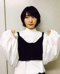新垣結衣 専門投稿 on instagram 萌え袖 本番前とかの裏で撮る写真は基本目をそらしてるのが可愛い笑 ちょっと照れてる感じが最高ですわ この可愛さは本当に反則 新垣結衣 裏 写真 照れる 可愛いが反則 最高 best 최고 可愛い cute 귀여워 萌え袖 白 main 新垣