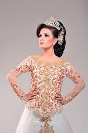 Menghadiri acara resmi dengan memakai baju kebaya sudah menjadi trend di kalangan wanita. Pin Di Model Kebaya Modern Kebaya Gaun Eksklusif
