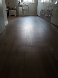 Laminat kaufen ist so ganz einfach. Verklebter Vinylboden Wellen Im Gegenlicht