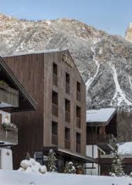 Il Faloria Mountain Spa Resort Riapre A Cortina D Ampezzo Resort Arredamento Di Montagna Casa Tradizionale