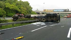 © provided by harian metro aliran trafik di km 274.3 arah utara berhampiran seremban. 25 000 Litres Of Acid Spilled In Fatal Tanker Lorry Accident Plus Closes Highway