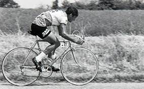 Raymond poulidor fue un popular ciclista francés que compitió en la época de anquetil y mercx, dos de los mejores ciclistas de todos los tiempos. Wie Kein Zweiter Jadu Goethe Institut