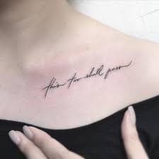 Tattoo Schriftzug Tattoospruche Tattoo Schlusselbein Frau Tattoodesign Tattootrends Co In 2020 Inspirierende Tattoozitaten Schriftarten Fur Tattoos Tatowierungen