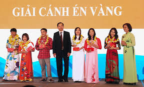 Phó thủ tướng đã gợi mở cho ngành y tế tỉnh phú thọ một số vấn đề để làm thế nào thực hiện tốt nhiệm vụ chăm sóc sức khỏe ban đầu cho người theo phó thủ tướng, hiện nay ở việt nam vẫn còn 22% người dân chưa có bhyt, nguyên nhân một phần do người dân chưa thấy được lợi ích của. Pho Thá»§ TÆ°á»›ng VÅ© Ä'á»©c Ä'am Phá»¥ Ná»¯ Khong Con La NgÆ°á»i Ä'á»©ng Sau Ä'an Ong Ná»¯a Vietnamnet