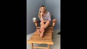 Goddess Gwen - Worship my Feet while I blow Smoke in your face