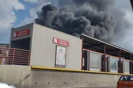 De acuerdo con el reporte de protección civil local el fuego ha crecido exponencialmente durante el día debido a las condiciones climatológicas en la zona. Incendio De Fabrica De Colchones En Tultitlan