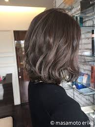 外ハネウェーブのボブスタイル アッシュグレージュで可愛すぎないオトナなスタイルに ボブ パーマ 40代 ヘアスタイル ボブ ボブパーマ