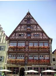 Das museum präsentiert die spannungsreiche entwicklung der reichsstadt dinkelsbühl durch zeiten von krieg und frieden mit über 600 wertvollen exponaten und effektvollen inszenierungen. Deutsches Haus Dinkelsbuhl Wikipedia