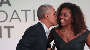 Obama's parents met in 1960 in a russian language class at the university of hawaii at manoa, where his father was a foreign student on a scholarship. Mit Diesem Alten Familienfoto Gratuliert Michelle Obama Ihrem Mann Familie De