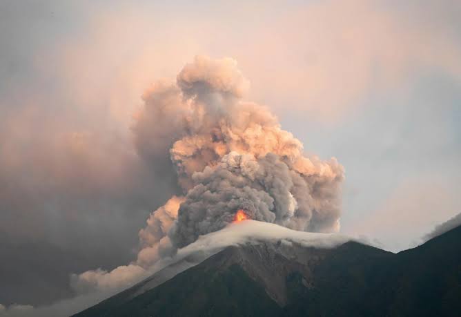 Alerta roja "de máxima peligrosidad" en Guatemala tras la erupción del Volcán de Fuego