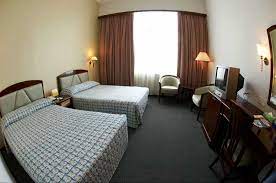 Ayrıca kahve dükkânı/kafe vardır, odalarında yemek servisi isteyen misafirler için 24 saat oda servisi mevcuttur. The Summit Hotel Bukit Mertajam