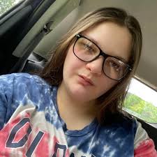 Who can do a western themed family photography session near an old barn or  field?