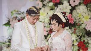 Kini, tata janeeta tak lagi sendiri. 6 Fakta Raden Brotoseno Yang Kini Resmi Menjadi Suami Tata Janeeta Showbiz Liputan6 Com