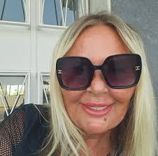 These dogs are as stubborn as each other 😂🐶