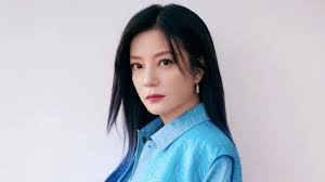 Because she is the only girl, zhao's father named her wei, literally rose. Hheatav 0yjpnm