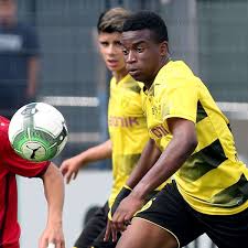 Gute nachrichten für borussia dortmund: Youssoufa Moukoko Bvb Diese Ruckennummer Erhalt Er Bei Borussia Dortmund Bvb 09