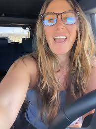 Vicki Lindsay's Instagram, Twitter & Facebook