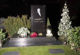 Vor einem jahr, am 1. Galerie Karel Gott 80 Ma Na Vanoce Hrob Dcerky Na Nem Zanechaly Dojemny Vzkaz Foto 1 Blesk Cz Karel Gott