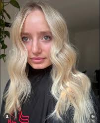 Looking for hairdresser recommendations in London or Oxford 💇‍♀️😁 Not  looking for any colouring, my hair is relatively straight I'm just looking  for a nice hairdresser that can sort out my layers