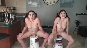 2人の女の子ディルドスクワットファックチャレンジ