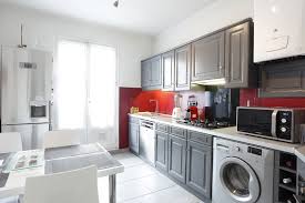 Home Staging Et Relooking D Une Cuisine En Chene Rustique Peinte En Grise Et Rouge Home Staging Cuisine Cuisine Chene Cuisine Rustique