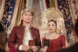 Baju khas madura yang populer serta model baju pengantin modern dalam acara suci model pakaian yang longgar dan terbuka menunjukan karakter yang mempunyai sifat kebebasan dan keternbukaan orang jawa timur namun. Sempat Ingin Adat Lain Nikita Willy Ungkap Alasan Mengapa Akhirnya Gunakan Pakaian Adat Minang Pikiran Rakyat Indramayu