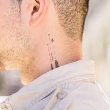 La piel que cubre el área que se va a tratar se marca cuidadosamente con tinta indeleble o con pequeños tatuajes. 220 Tatuajes En El Cuello Fotos Y Disenos Increibles Tatuajes Pequenos Cuello Tatuajes Cuello Tatuaje Del Cuello