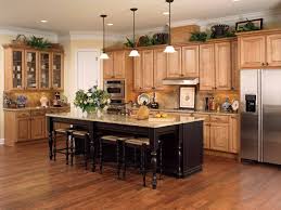 picture of honey colored oak cabinets