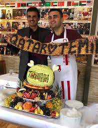 شاهد أمير قطر يصل إسطنبول ويزور مطعم المدينة الخليج أونلاين