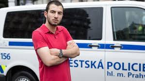 Mike pan ретвитнул(а) robert mcgregor. Vulgarni Hadky S Policii Je To Reklama Chci Sokovat Rika Youtuber Hrozilo Mu Odebrani 73 Bodu Aktualne Cz