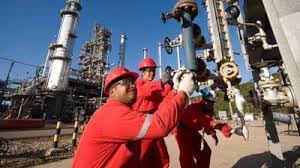 Falta de personal e inversión han afectado la industria petrolera  venezolana - Radio Fe y Alegría Noticias